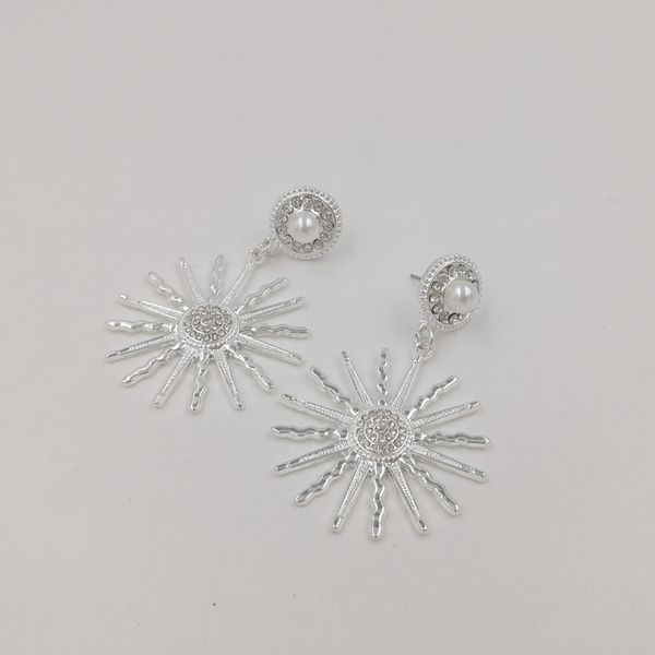 

fashion- design crystal sunflower stud earrings for women fashion jewelry silver earring rhinestone stars earring pendant bridal brincos, Golden;silver
