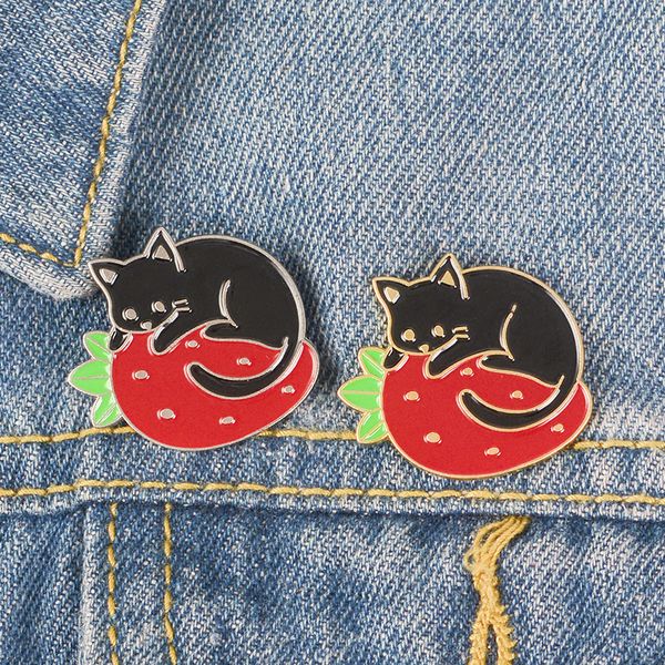 Broche en émail pour chat gourmand, animal noir, chaton léchant sur une fraise, Badge, bijoux, expression satisfaite, ne bouge plus