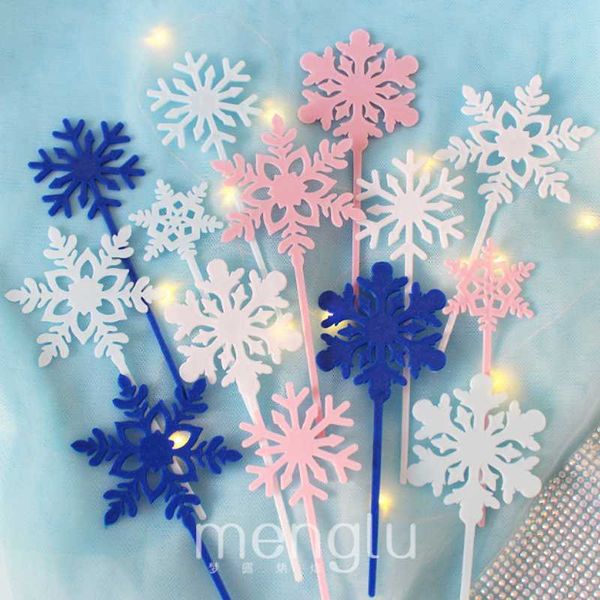 

белый снежинка торт украшен десертных выпечки плагинами, праздничные стороны украшены рождественскими поставок