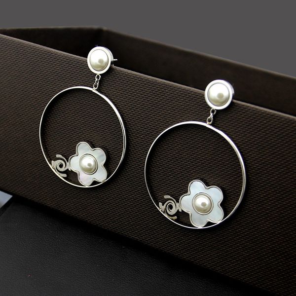 

2020 designer jewelry c letter white pearl hanging circle small flower earrings lady camellia earrings, Golden;silver