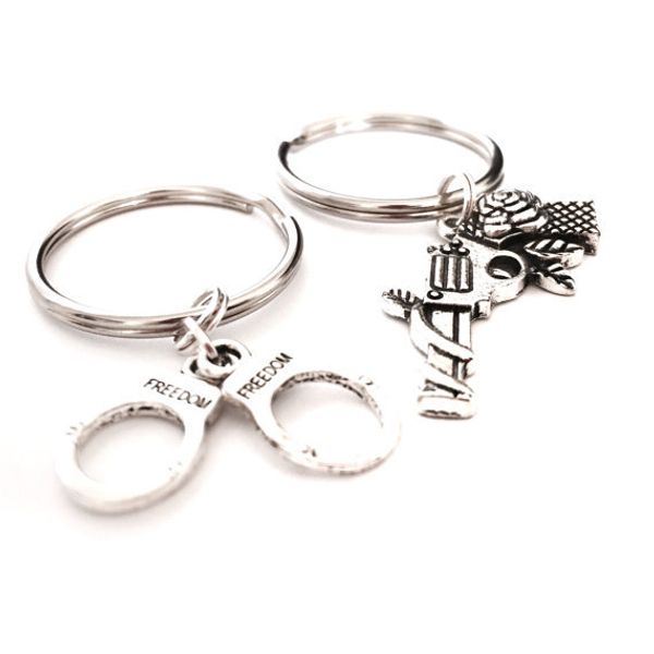 

новый древний серебряный наручники пистолет кулон брелок брелок личность творческий преступный банды популярные горячие продажи женские мужс, Slivery;golden