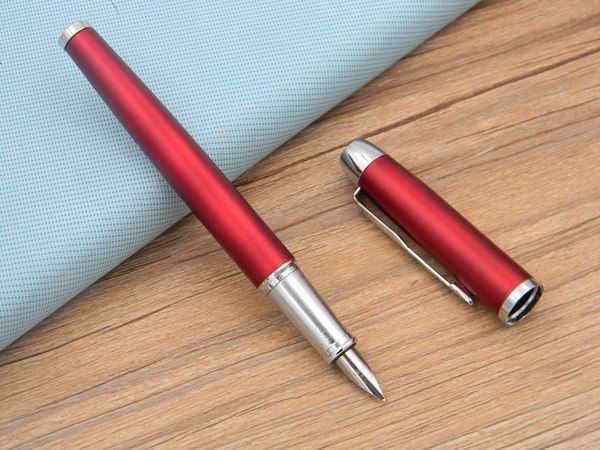 Penna da scrittura Parker IM Series laccata rossa con finiture in argento, pennino medio