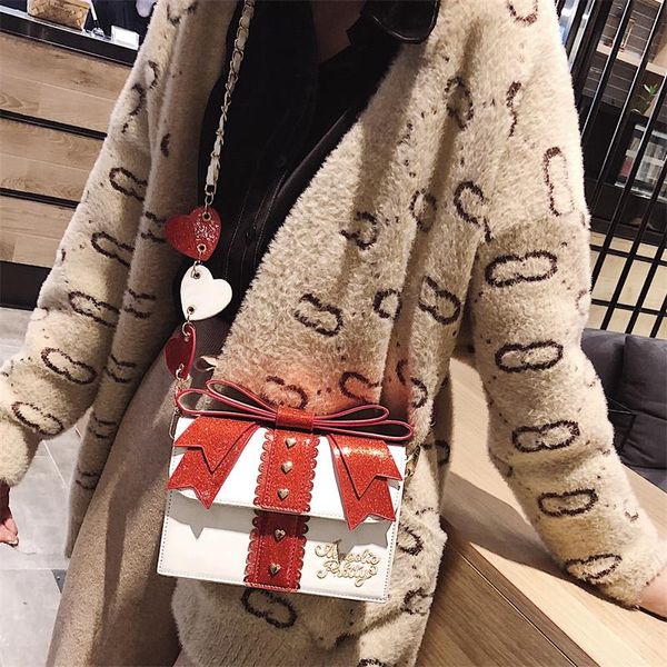 

дизайнер-ins супер-горячий багажный девушки мешок eveving partybags 2019 цветные заклепки плеча сумку моды красоты сумки с бантом сердца меш