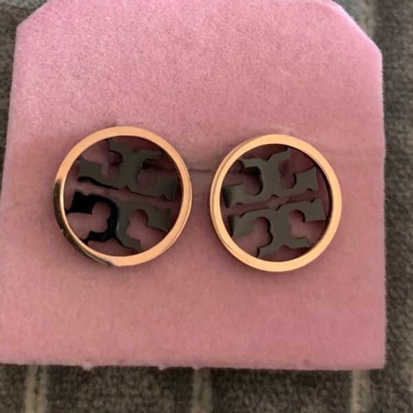 

Fa hion brand jewelry tud earring 18k ro e gold plated tainle teel key hell letter round earring for women wedding jewelry gift