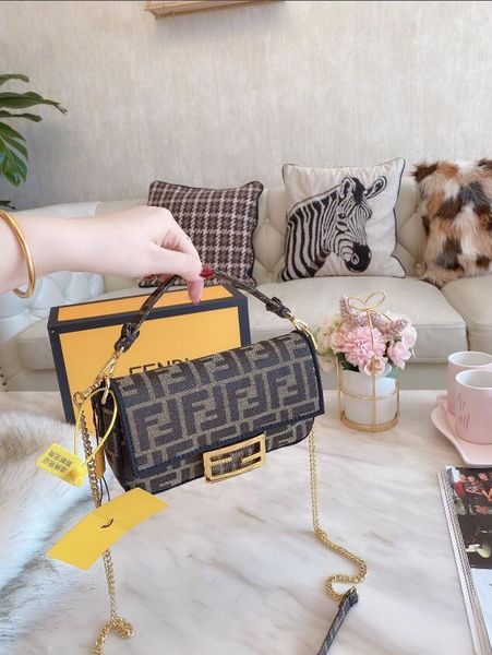 

2020 stylish lady's baguette bag with one shoulder cross handbag must-have handbag soft yet simple large capacity size :18 x 10 cm ag