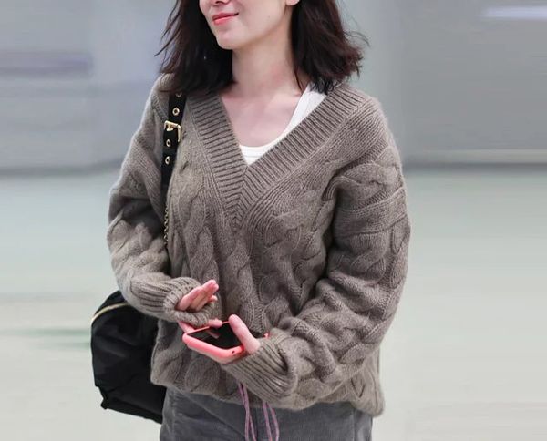 

women sweater 2019 new style v-neck profile twisted knit sweater, White;black