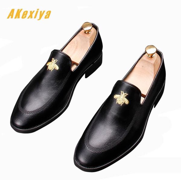 

новые мужчины моды заостренный носок вышивка квартир обувь loafer мужчина партийных свадебная обувь мокасины sapato социальный мужчина для, Black