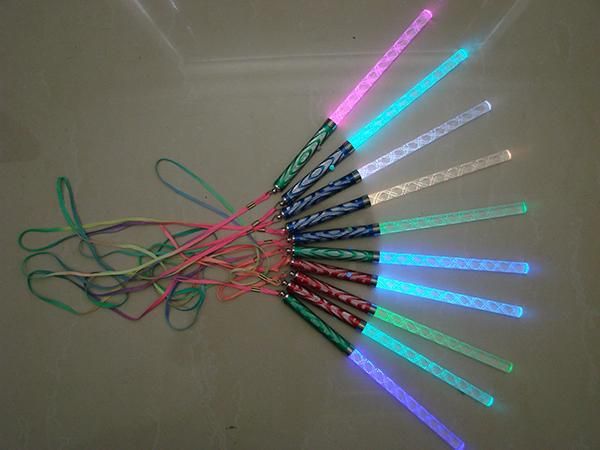 Concerta le nostre grandi bancarelle di torce a LED all'ingrosso con bastoncini glo-colorati che vendono giocattoli Rave di vendita diretta