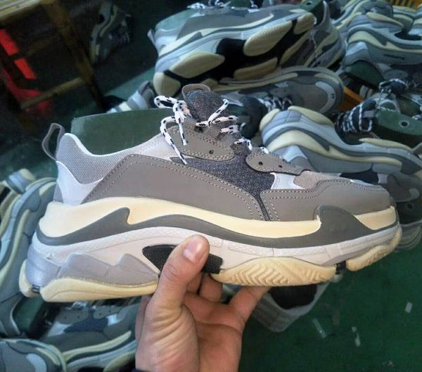 

2019 fashion paris 17fw triple s sneaker beige white black pink triple-s casual dad shoes for men s women designer sports sneaker v09