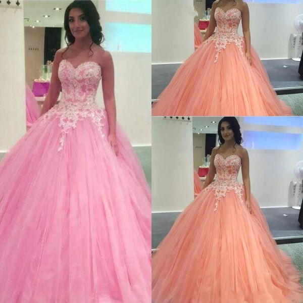 Seksi Ucuz Şeftali Pembe Balo Gown Quinceanera Elbiseler Tweetheart Beyaz Dantel Aletler Kolsuz Tül Tatlı 16 Parti Balo Akşam Elbise