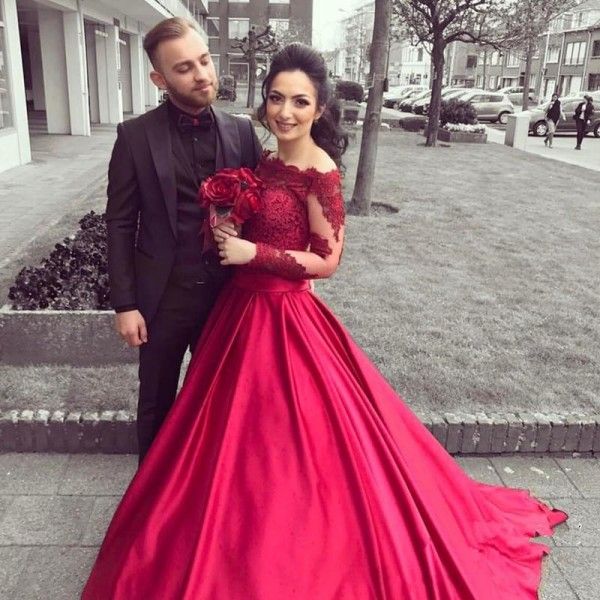 Lindo 2019 Vermelho Colorido Vestidos De Noiva com Mangas Fora Do Ombro Decote Uma Linha de Trem Da Varredura Rendas Carmesim e Vestidos De Noiva De Cetim