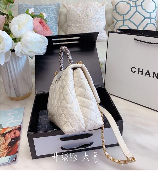 

ladies hand - held mouth lid bag, special caviar materialthe hand-hold is a superior lizard stripe cowhide size: 29cm
