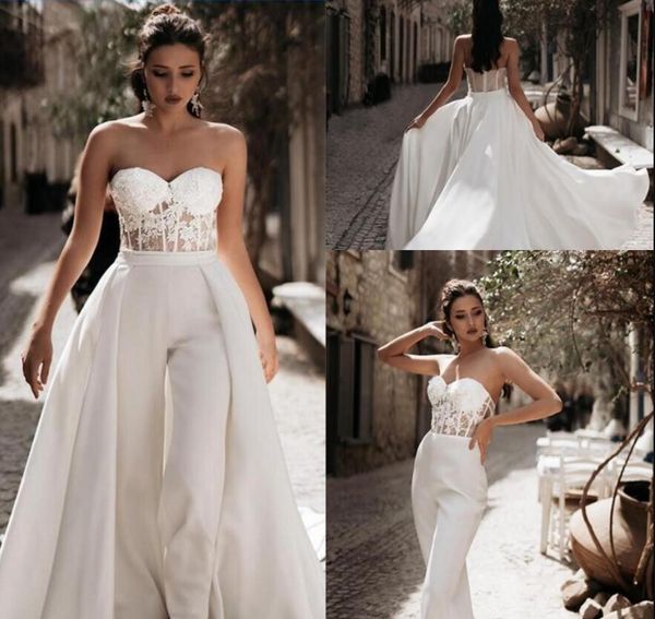 2020 Novos Jumpsuits Brancos baratos Uma linha Vestidos de noiva Sweetheart Lace cetim com overskes vestidos nupciais calças vestido vestidos de novia