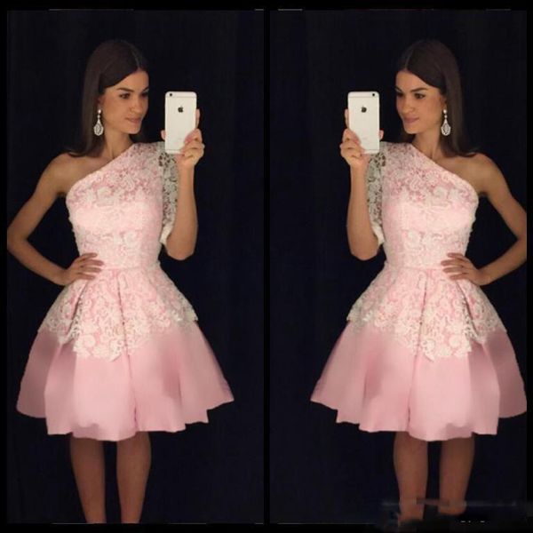 Vestidos Sweet Pink White Lace Homecoming Платья сексуальное Сексуальное Одно Длина на плече Короткое Выпускное платье на заказ A-Line Коктейль Party Gow