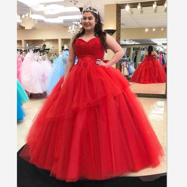 Plus Size Vermelho Sweetheart Prom Quinceanera Vestidos Barato Vestidos de Bola 2019 Lace Applique Frisado Frisado Saia Tiered Tule Doce 16 Vestido para meninas