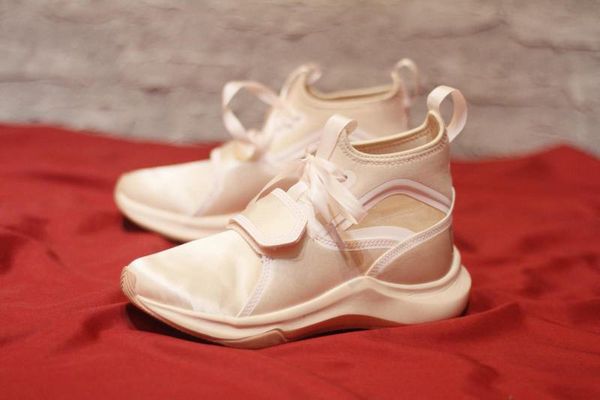 

with box)selena gomez x phenom lux girls trainer sneaker women fenty avid white sports running shoes