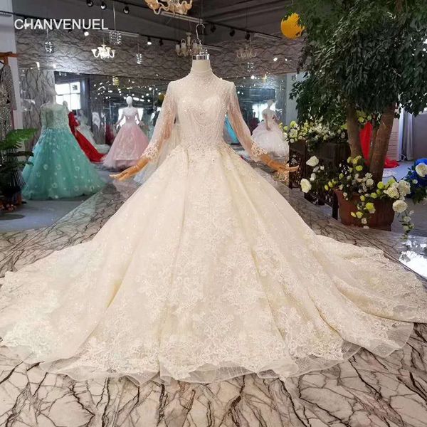 abiti da sposa principessa con strascico lungo