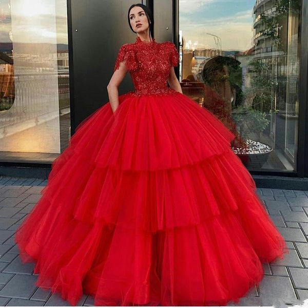 Luxuriöse rote Ballkleid-Abschlussballkleider, Stehkragen, Spitze, applizierte Perlen-Abendkleider, bodenlanges, gestuftes Kleid für besondere Anlässe