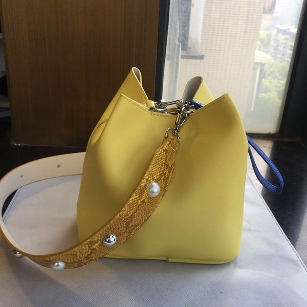 

2020 new korean version of the shoulder messenger bag women's cute fashion messenger bag large capacity ladies