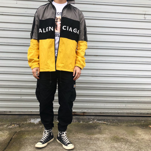 

European youth fa hion retro port jacket men windproof high collar zipper century brand letter print titching cla ic long leeve hirt