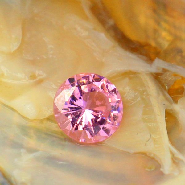 Rosa einzelner runder 8-mm-Kubikzirkon in vakuumverpackten Austern, losen, im Labor hergestellten Diamanten