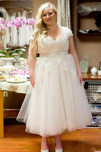 

2020 романтическое свадебное платье a line плюс размер boho tull bride dress sexy v образным вырезом чай длина свадебные платья на заказ, White