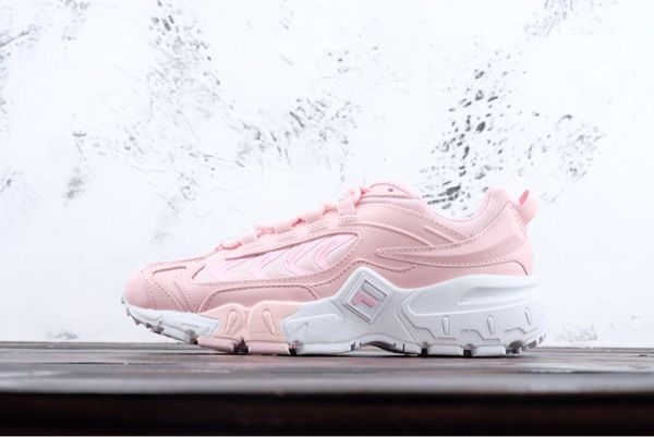 mujeres con zapatos fila