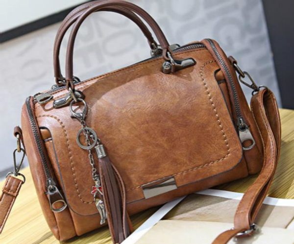 

2020 new designer wild luxury one-shoulder diagonal bag fashion boston pillow bag designer ladies portable tassel handbag