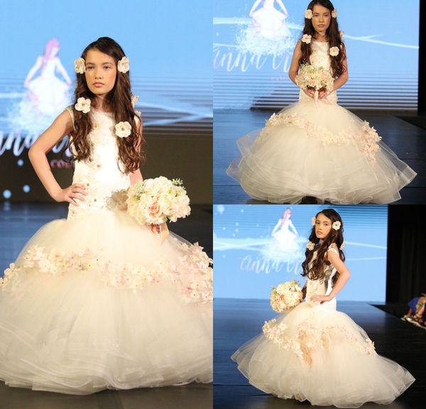 Sereia Marfim Vestidos Da Menina de Flor Floral Appliqued 3D Jóia Do Pescoço Meninas Pageant DressTiered Saias Little Kids Vestidos De Casamento Desgaste Do Partido