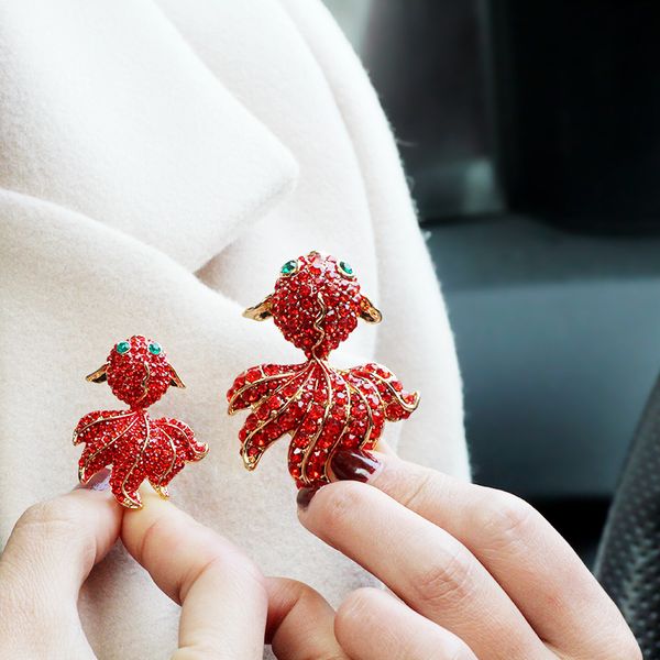 Presente do dia Atacado-Lovely completa Red Rhinestone cristal Goldfish Broche Moda Peixe Scarf PIN para Mulheres Meninas Jóias Namorados