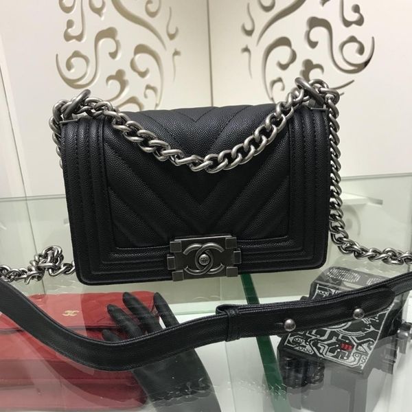 

M 2019 i more wear re i tant and durable and the color i very beautiful