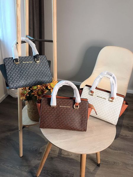 

2020 women's classic wild messenger bag women's bag shoulder bag handbag backpack wallet three-color optional