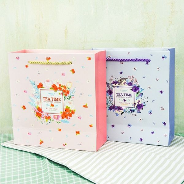 

hand-held paper bag gift bag packaging pink flower two and four grid cardboard box supporting gift bags fashion party gifts bags