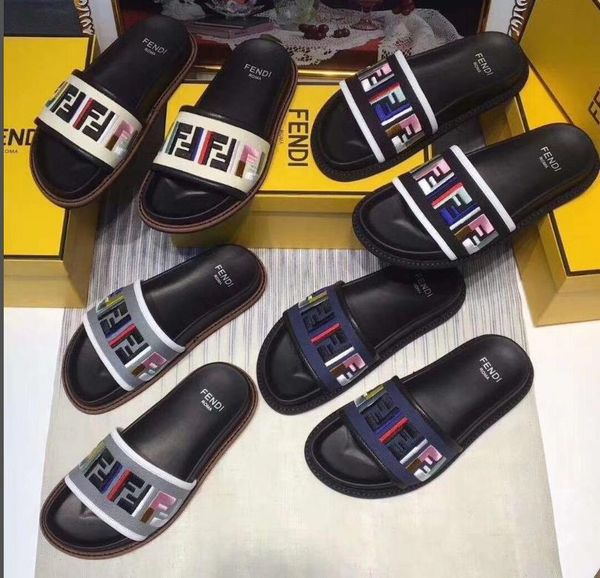 

Новые тапочки в Европе и Соединенных Штатах копируют тапочки овчины письма бренд