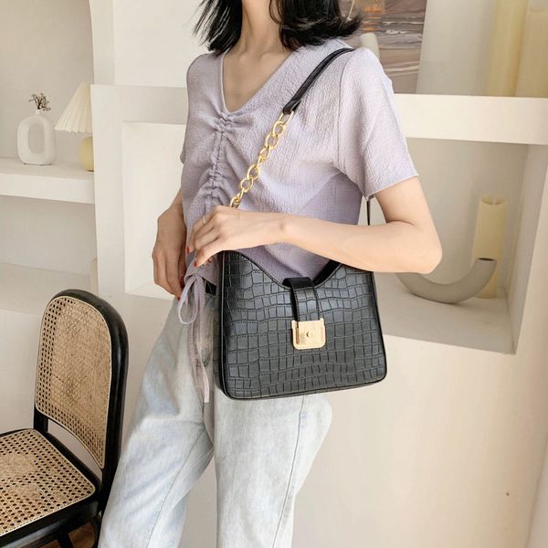 

2020 new shoulder bag women's casual fashion korean version of the crocodile pattern lock french bag ladies retro crossbody