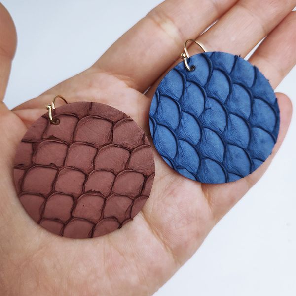 

симпатичные маленькие круглые рыбья кожа тиснение натуральная кожа серьги для женщин boho простой падение кожаные серьги поставки производит, Silver