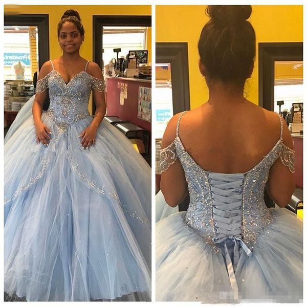 Abito da ballo blu leggero da ballo perline vestiti da quinceanera dalla gonna a più galla di tulle a spalla