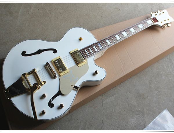 Chitarra elettrica a spalla mancante con corpo semi-cavo bianco, hardware dorato, 2 pickup, con grande ponte tremolo, tastiera in palissandro