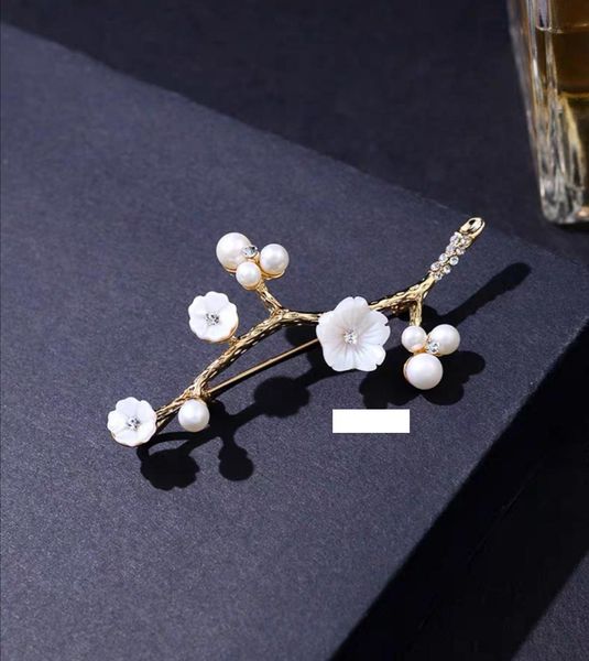 

plum blossom брошь ins модный individual character женщины высокого класса и дорогостоящие корея осень зима атмосфера свитер костюм корсажи, Gray