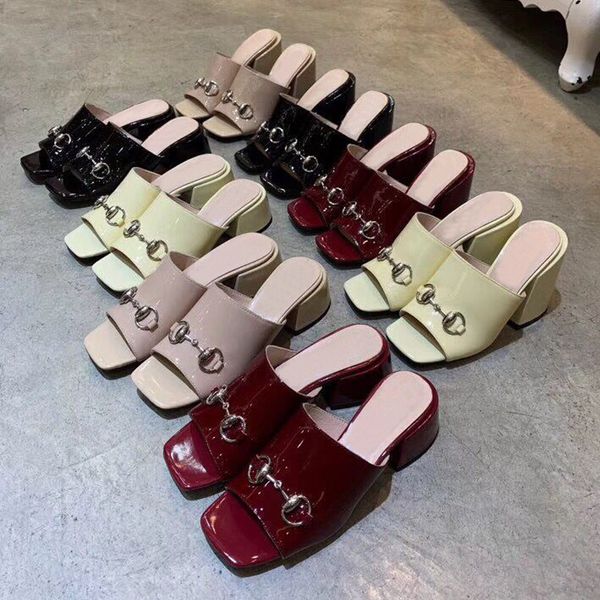 

Дизайнер 2019 Кожаные сексуальные пляжные тапочки Металлическая пряжка Лакированная кожа Сандалии из грубого каблука Полутапочки Модные женские туфли на высоком каблуке 41