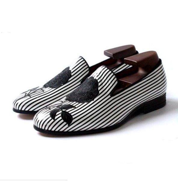 sapato listrado preto e branco