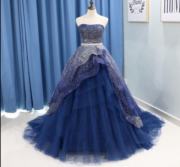 Göz alıcıdır Çekici ışıltılı Quinceanera Modelleri Balo Basamaklı Ruffles Straplez Kristal Kemer Balo Yarışması vestidos de Parti