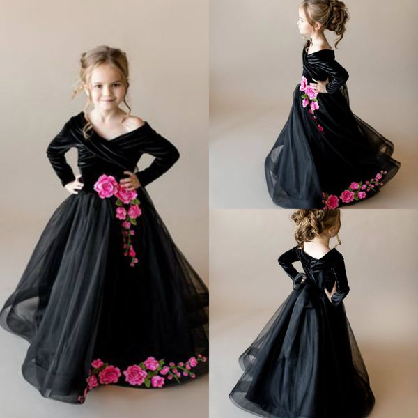 Schwarze Blumenmädchenkleider mit rosa Applikationen, schulterfrei, bodenlang, lange Ärmel, Mädchen-Festzugskleid, maßgeschneiderte Mädchen-Kleider aus Samt