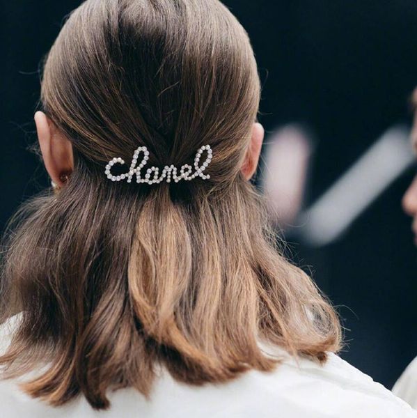 

Модные письма со стразами и жемчугом зажим для волос для Леди дизайн женщин Парти