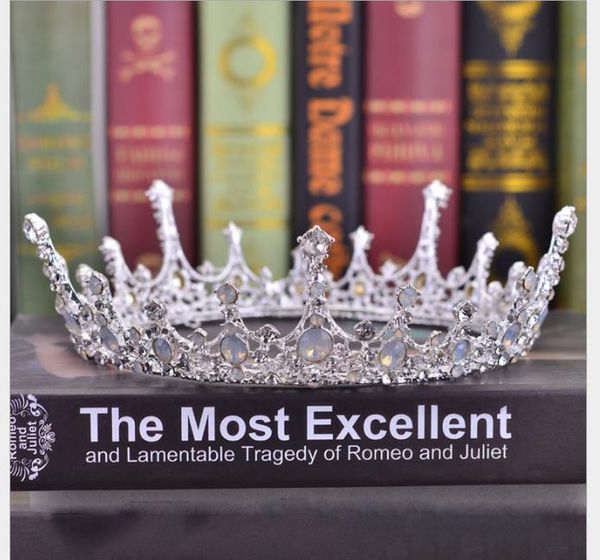 

the queen's crown is a round bronze crown. movie studio style wedding headdress, Slivery;golden