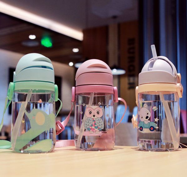 Die neueste 14,2-Unzen-Drinkware-Doppelwasserflasche aus Kunststoff mit Strohhalm, tragbarer Anti-Fall-Babybecher, unterstützt individuelles Logo