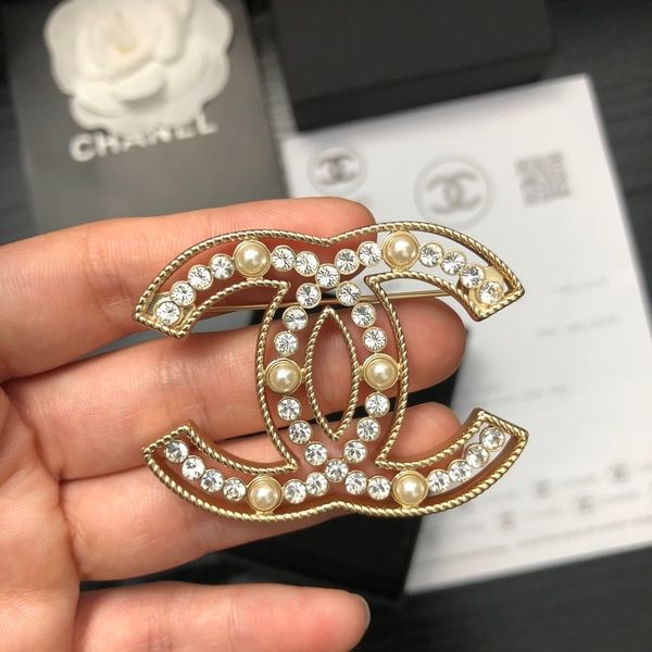 

2020 brand new jewelry elegant charm ladies dinner brooch fashion simple pearl water drill brooch brass material vdb4