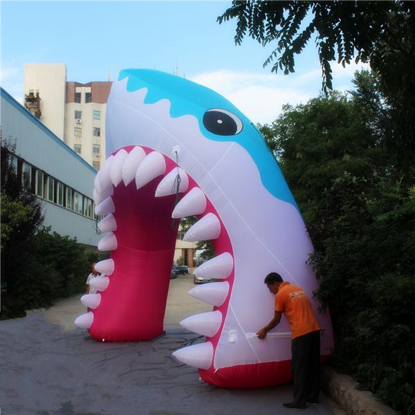 vendita all'ingrosso Arco gonfiabile fantasia di squalo di altezza 4 m con striscia e ventilatore per la decorazione a tema pubblicitario del centro commerciale