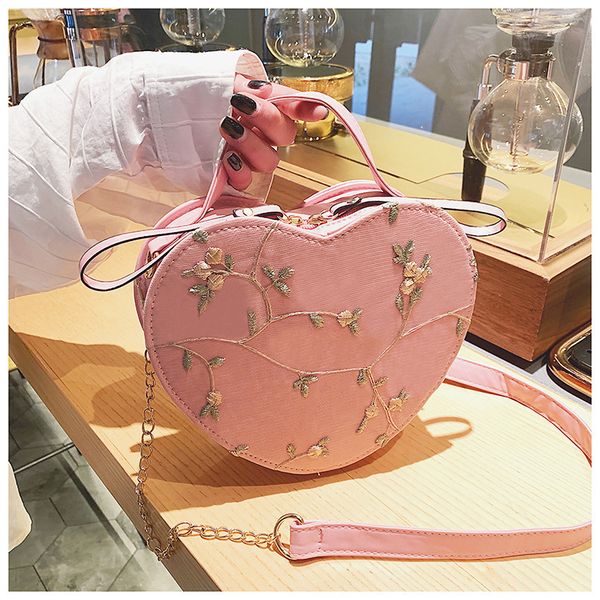

2019 single shoulder package woman lace love pericardium joker packet tide
