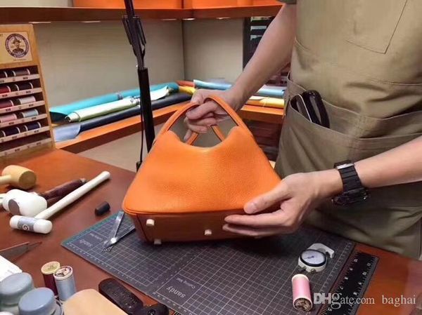 

fashion classics shoulder bagscross bodytoteshandbags brand fashion luxury designer bags famous women cowhide one-shoulder handbag 14m